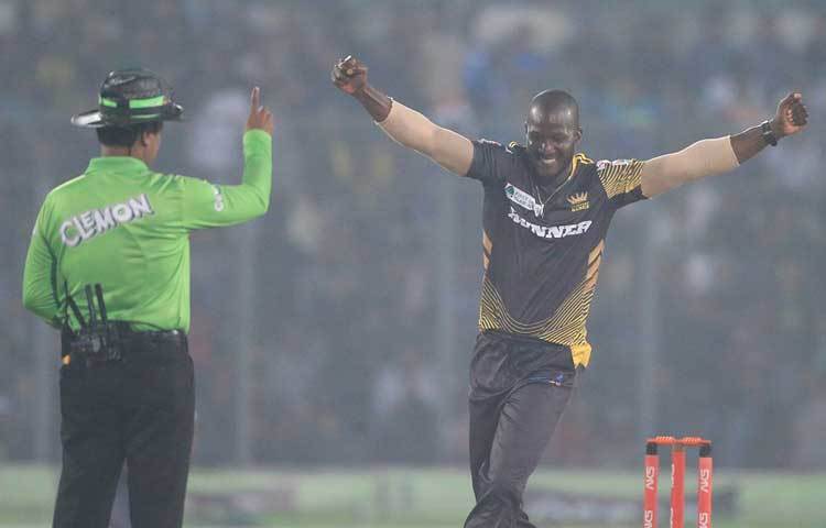 মোসাদ্দেক হোসেনে উইকেট পাওয়ার পরে সামি আনন্দ-উল্লাস করছেন।