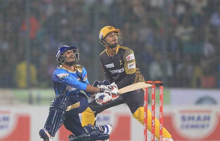 নাসির হোসেন বল মেরে নিজেউ বুঝি আকাশে বল খুঁজছেন।