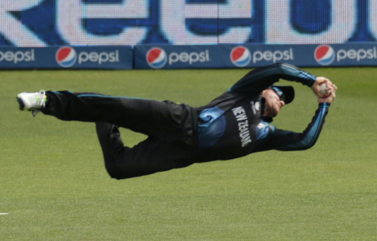 ব্রেন্ডন ম্যাককালাম : তাকে নিউজিল্যান্ডের &lsquo;ফ্লাসি ফিল্ডার&rsquo; বলা হয়। তার নজরকাড়া ফিল্ডার দর্শকরা মন ভরে উপভোগ করছে।