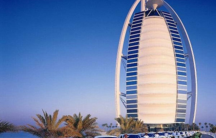 বুর্জ আল আরব হোটেল দূর থেকে দেখলে একে পাল তোলা নৌকার মতো কিংবা তিমি মাছের মতো দেখায়।