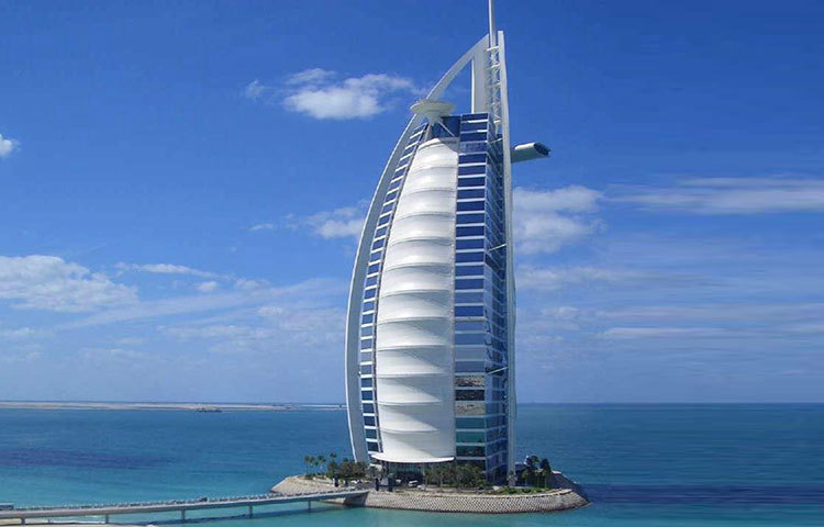 দুবাইয়ের সমুদ্রের তীর থেকে ২৮০ মিটার ভেতরে কৃত্রিম একটি দ্বীপের উপর এটি নির্মাণ করা হয়েছে।