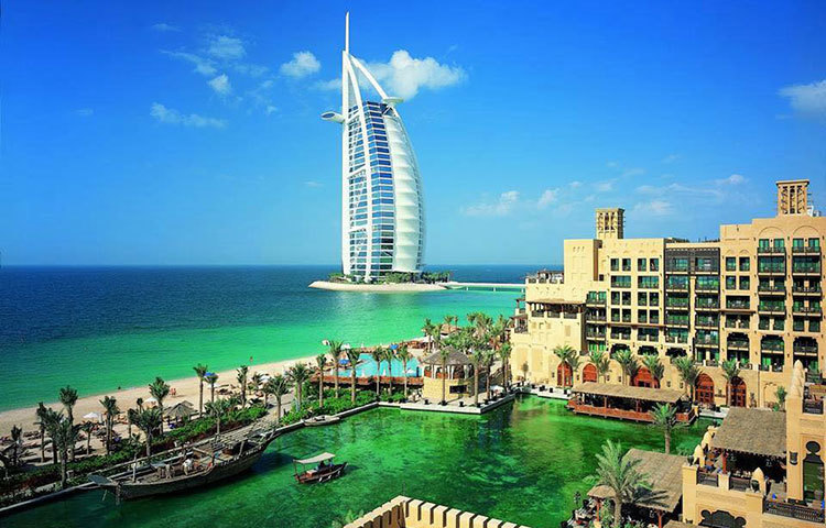 বুর্জ আল আরবে যাওয়ার জন্য সাঁকোর মতো একটি সুপ্রশস্থ পথ তৈরি করা হয়েছে।