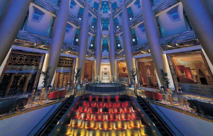 হোটেলে প্রবেশ করার আগে নিরাপত্তা তল্লাশী বাধ্যতামূলক এবং নির্দিষ্ট অংকের দিরহাম হোটেল কর্তৃপক্ষকে দিতে হয়।