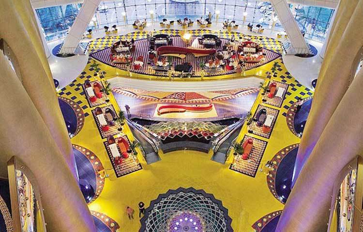 দুবাইয়ের সবচেয়ে অভিজাত হোটেল বুর্জ আল আরব। সব ধরনের সুযোগ-সুবিধা রয়েছে এই হোটেলে। সাত তারকা এই হোটেলের বেশ কিছু ছবি সামাজিক মাধ্যমে সবার নজর কেড়েছে।