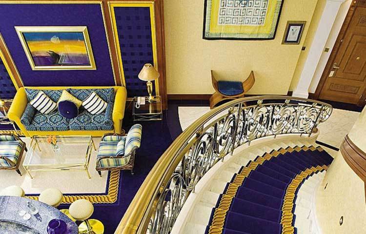 হোটেলের প্রতিটি রুমে স্বর্ণের আইপ্যাড রয়েছে। প্রতিটি রুমের জন্যই একজন করে পরিচালকও রয়েছে।