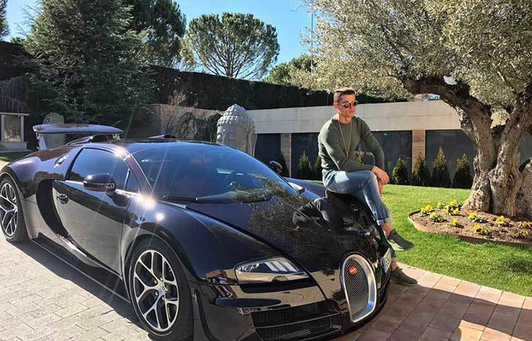 বিশ্বের ধনী ৭ খেলোয়াড়ের তালিকায় ফুটবল তারকা ক্রিশ্চিয়ানো রোনালদো প্রথম স্থান দখল করে আছেন। তিনি ৮৮ মিলিয়ন ডলারের মালিক।