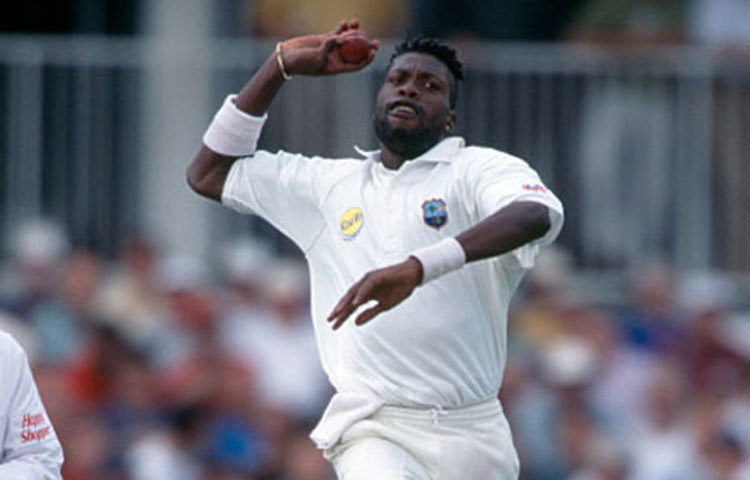 কার্টলি অ্যামব্রোস ৬ ফুট ৭ ইঞ্চি লম্বা। তিনি ওয়েস্ট ইন্ডিজের ক্রিকেটার।