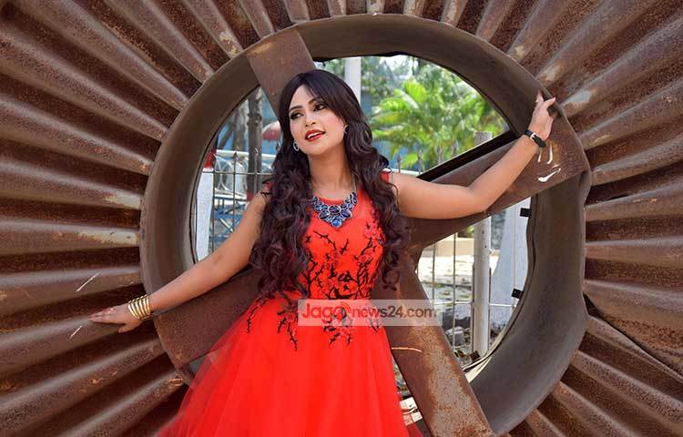 চলচ্চিত্রে ক্যারিয়ার গড়ার স্বপ্নে বিভোর ক্যামেলিয়া। এরই মধ্যে তিনি &lsquo;নুরুমিয়া ও তার বিউটি ড্রাইভার&rsquo; শীর্ষক ছবিতে অভিনয় করেছেন। ছবি : মাহবুব আলম