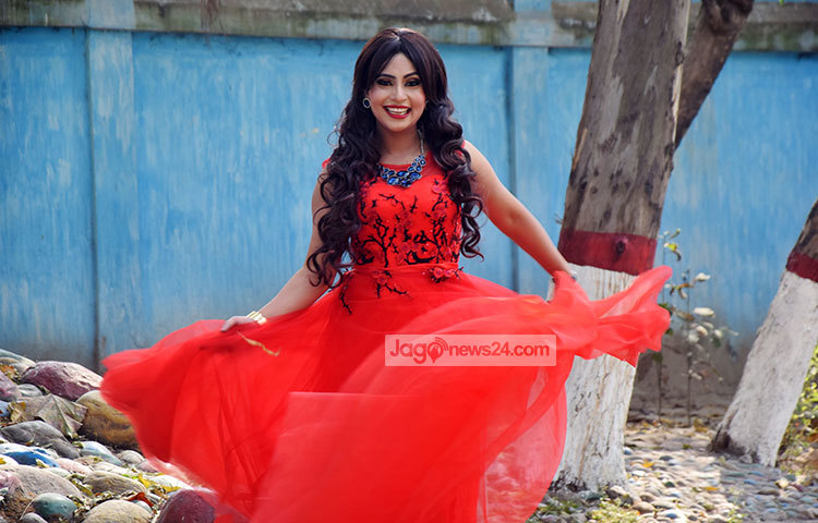 পরির বেশে উড়ে যাচ্ছেন ক্যামেলিয়া। ছবি : মাহবুব আলম