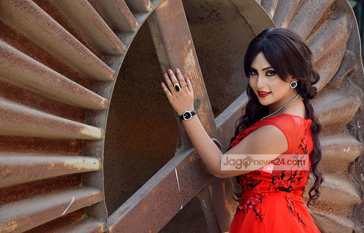 ব্যতিক্রমধর্মী গল্পের &lsquo;নুরুমিয়া ও তার বিউটি ড্রাইভার&rsquo; ছবিতে অভিনয় করতে পেরে আনন্দিত ক্যামেলিয়া। ছবি : মাহবুব আলম