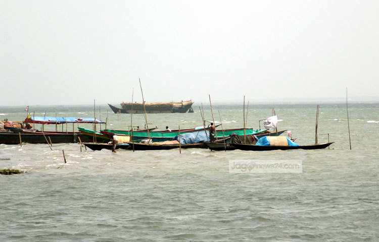 পদ্মার বুকে জেলেরা মাছ ধরছে। এ মাছ এবং বিক্রি করে জেলেরা তাদের জীবীকা নির্বাহ করে। ছবি : রবিউল ইসলাম পলাশ