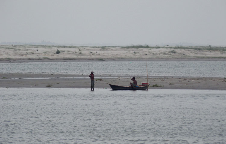 জেলেরা পদ্মার চরে তাদের নৌকা ভিড়িয়েছেন। জালে মাছ ধরা পড়লে তা নিয়েই আপন গন্তব্যে ফিরবেন। ছবি : রবিউল ইসলাম পলাশ