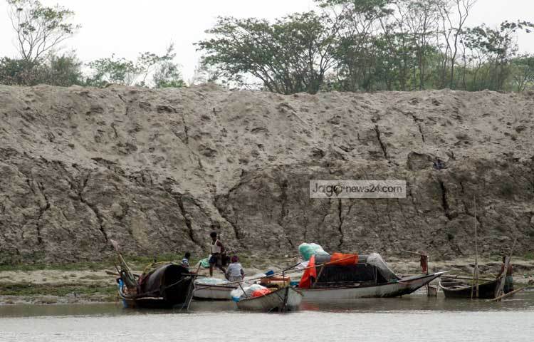 গহীন পদ্মার বুকে মাছ ধরতে যাওয়ার জন্য প্রস্তুতি নিচ্ছেন জেলেরা। ছবি : রবিউল ইসলাম পলাশ