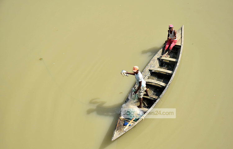 জেলেরা মাছ ধরা ফাঁকে যেনো ফটোসেশনে অংশ নিয়েছেন। ছবি : মাহবুব আলম