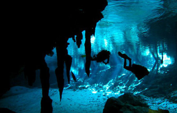 কেভ ডাইভিং : অতল সাগরের তলদেশে গুহার ভিতরে দুঃসাহসিক অভিযান। অনেক সময় আলোর অভাবে পার্টনারের সঙ্গে যোগাযোগ বিচ্ছিন্ন হয়ে যায়। কেভ ড্রাইভাররা কখনও দিকভ্রান্ত হয়ে যায়। অনেকে আবার অক্সিজেনের অভাবে প্রাণ হারান।