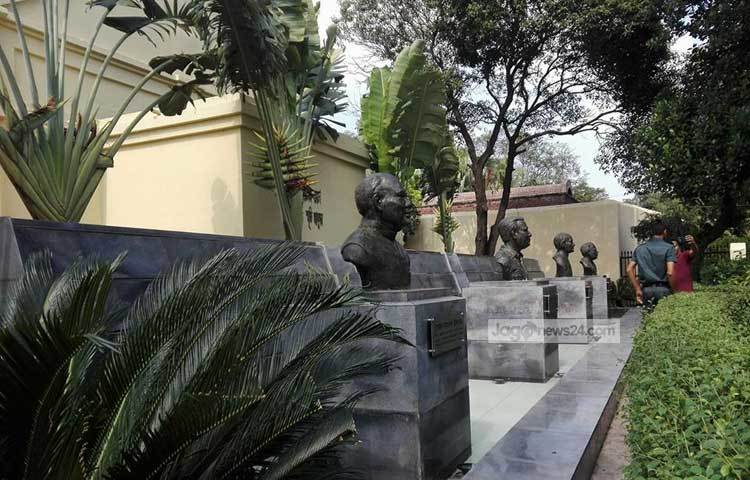 ৩ নভেম্বর ১৯৭৫ সালে জেলখানার অভ্যন্তরে জাতীয় চার নেতাকে হত্যা করা হয়েছিলো। ছবিতে চার নেতার আবক্ষ মূর্তি দেখা যাচ্ছে।