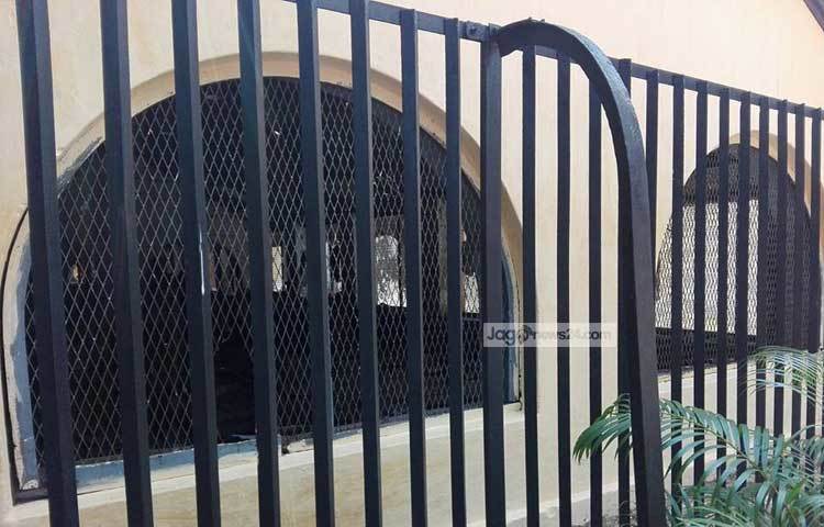 লোহার পিঞ্জরে আবদ্ধ জেলখানা। কত যে জানাঅজানা ইতিহাসের সাক্ষী হয়ে এটি আজো নিরবে দাঁড়িয়ে আছে।