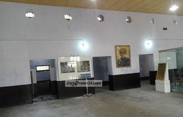 জাতীয় চার নেতাতের স্মৃতির উদ্দেশ্যে সাজানো হয়েছে এই কক্ষ।