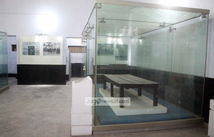 এই স্মৃতি নিদর্শন আমাদের ইতিহাসের কাছে নিয়ে নিয়ে যায়। ছবি : বিপ্লব দিক্ষিৎ