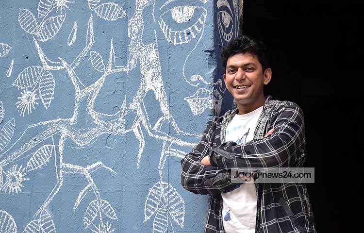 বিচিত্র সব চরিত্রে অভিনয় করে অভিনয় করে চঞ্চল চৌধুরী তুমুল দর্শকপ্রিয়তা লাভ করেছেন। সম্প্রতি তিনি রাজধানীর কোক স্টুডিওতে শুটিংয়ের সময় জাগো নিউজের ক্যামেরায় বন্দি হয়েছেন। ছবি : মাহবুব আলম