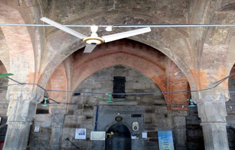 সুলতান আলাউদ্দিন শাহের রাজত্বকালে (১৪৯৩-১৫১৯ খ্রিষ্টাব্দ) মনসুর ওয়ালি মোহাম্মদ বিন আলি নামে এক ব্যক্তি এ মসজিদটি নির্মাণ করেন।