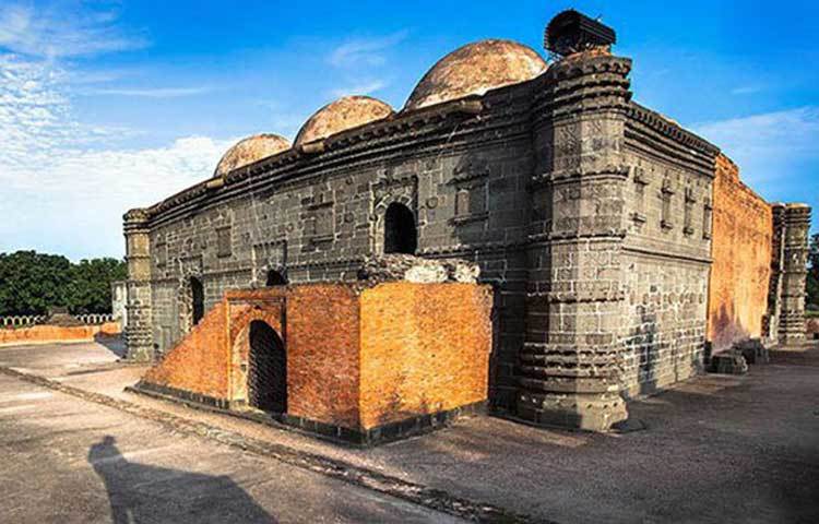 চাঁপাইনবাবগঞ্জের ছোট সোনা মসজিদটির বর্তমান বয়স ৫০০ বছরের বেশি।