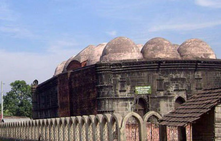 মসজিদটি উত্তর-দক্ষিণে ৮২ ফুট লম্বা ও পূর্ব-পশ্চিমে ৫২.৫ ফুট চওড়া। উচ্চতা ২০ ফুট।