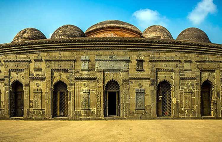 মসজিদের চারকোণে চারটি বুরুজ রয়েছে। এগুলোর ভূমি নকশা অষ্টকোণাকার।