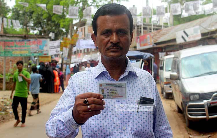 ভোট দিতে পেরে আনন্দিত এই ভোটার। তাই নিজের জাতীয় পরিচয়পত্র ক্যামেরার সামনে তুলে ধরেন। ছবি : বিপ্লব দিক্ষিৎ