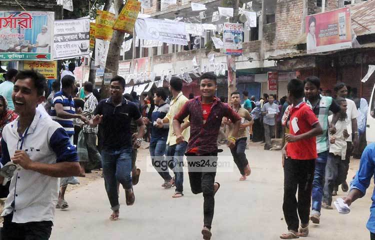 বেলা পৌনে ১১টায় সদরের ইসহাক সরকার প্রাথমিক বিদ্যালয় কেন্দ্র ঘুরে দেখা যায়, ভোটারদের ব্যাপক উপস্থিতির কারণে হিমশিম খেতে হচ্ছে সংশ্লিষ্টদের। ছবি : বিপ্লব দিক্ষিৎ