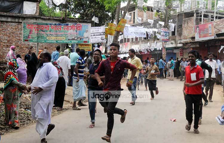 সদরের আরেকটি কেন্দ্র কুমিল্লা মডেল স্কুলেও ভোটারদের ব্যাপক উপস্থিতি লক্ষ্য করা গেছে। এ কেন্দ্রের পুরুষ ভোটারের চেয়ে নারী ভোটারদের উপস্থিতি বেশি ছিল। ছবি : বিপ্লব দিক্ষিৎ