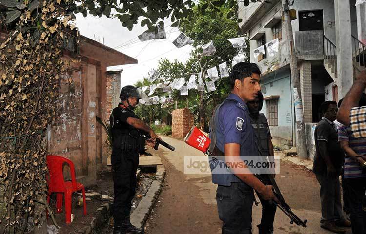 কুমিল্লা জেলার সদর দক্ষিণ থানাধীন কুমিল্লা সিটি কর্পোরেশনের ২৪নং ওয়ার্ডের গন্ধমতি গ্রামের দেলোয়ার হোসেন ড্রাইভারের তিনতলা বিশিষ্ট ওই বাড়িটি বুধবার বিকেল ৪টার দিকে ঘেরাও করে আইন-শৃঙ্খলা বাহিনী। ছবি : বিপ্লব দিক্ষিৎ