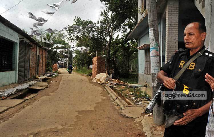 আজ কুমিল্লা সিটি কর্পোরেশন (কুসিক) নির্বাচনের ভোট গ্রহণের পর ওই বাড়িতে অভিযান চালানো হবে বলে জানিয়েছেন কুমিল্লার পুলিশ সুপার মো. শাহ আবিদ হোসেন ও র&zwnj;্যাব-১১ এর অধিনায়ক মেজর মোস্তফা কায়জার। ছবি : বিপ্লব দিক্ষিৎ