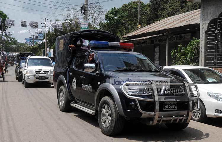 স্থানীয়রা জানান, তিন তলা বাড়িটির উপর তলা নির্মাণাধীন। দুই ইউনিটের ওই বাড়ির নিচতলা ও দোতলা ম্যাচ হিসেবে তিন মাস আগে ভাড়া দেয়া হয়। ছবি : বিপ্লব দিক্ষিৎ