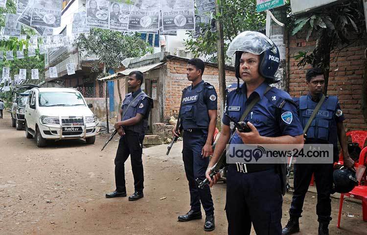 কাউন্টার টেরোরিজম ইউনিটের হাতে আটক জঙ্গির দেখানো মতে বুধবার আইন-শৃঙ্খলা বাহিনীর বিপুলসংখ্যক সদস্য ওই বাড়ির দরজায় বাইরে থেকে তালাবদ্ধ করে ঘেরাও করে। ছবি : বিপ্লব দিক্ষিৎ