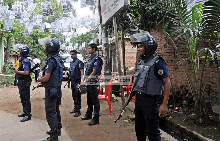 জঙ্গি আস্তানার খবর পেয়ে কুমিল্লা পুলিশ সুপার মো. শাহ আবিদ হোসেন, র&zwnj;্যাব-১১ এর অধিনায়ক মেজর মোস্তফা কায়জারসহ পুলিশের পদস্থ কর্মকর্তারা ঘটনাস্থলে যান। ছবি : বিপ্লব দিক্ষিৎ