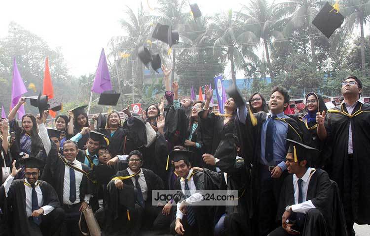 ঢাকা বিশ্ববিদ্যালয়ের শারীরিক শিক্ষা কেন্দ্রের খেলার মাঠে অনুষ্ঠিত হয়েছে বিশ্ববিদ্যালয়ের ৫০তম সমাবর্তন অনুষ্ঠান। ছবি : বিপ্লব দিক্ষিৎ