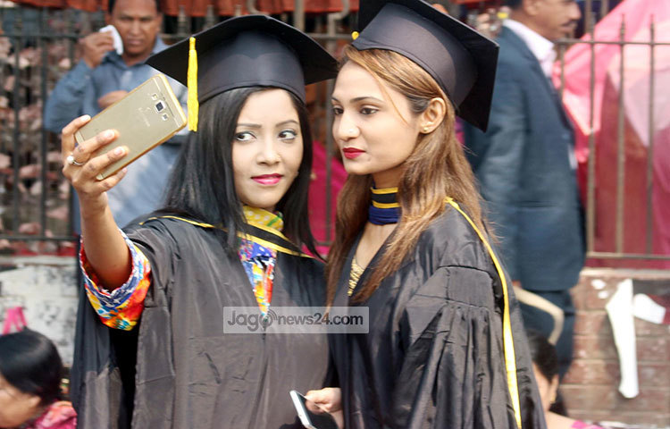 সমাবর্তনের আনন্দঘন মুহূর্তের ছবি সেলফি বন্দি করে রাখছেন তারা। ছবি : বিপ্লব দিক্ষিৎ