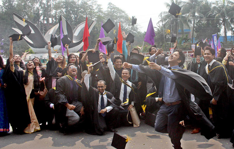 আনন্দ উচ্ছ্বাসে মেতেছেন বিশ্ববিদ্যালয়ের সাবেক এ শিক্ষার্থীরা। ছবি : বিপ্লব দিক্ষিৎ