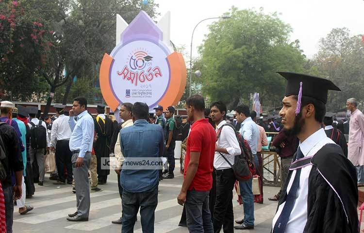 শনিবার (৩ মার্চ) বেলা সাড়ে ১১টায় জাতীয় সংগীত পরিবেশনের মধ্যে দিয়ে সমাবর্তন অনুষ্ঠান শুরু হয়। ছবি : বিপ্লব দিক্ষিৎ