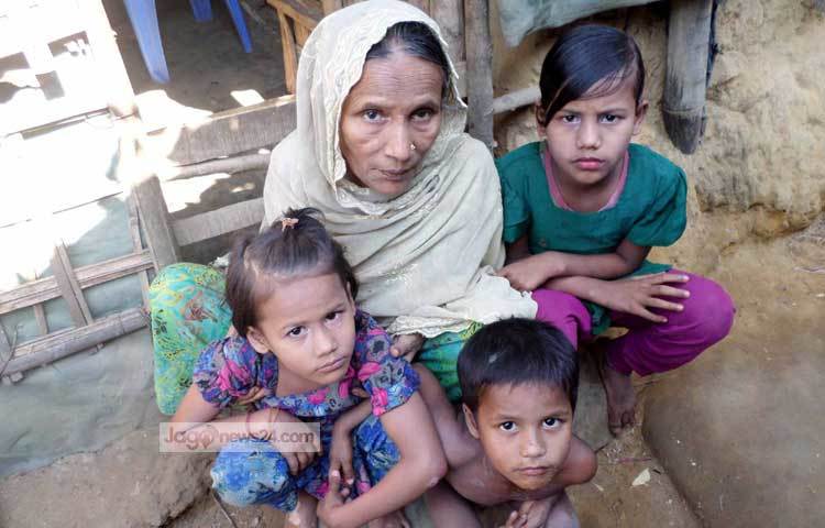 বাংলাদেশের কক্সবাজারে মিয়ানমার থেকে আসা এসব অসহায় রোহিঙ্গাদের আর্তনাদে আকাশ বাতাস ক্রমশ ভারি হচ্ছে।