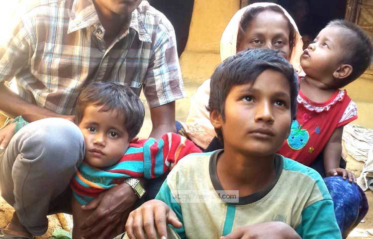 উখিয়া কুতুপালং শরণার্থী আশ্রয় নেওয়া মিয়ানমার থেকে আসা জামাল পরিবার।