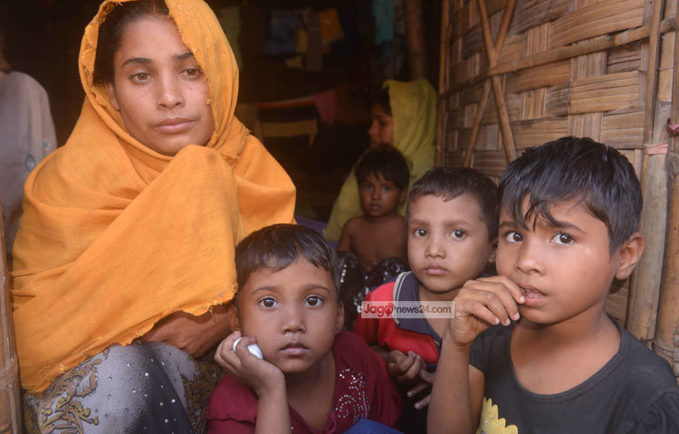 জীবনের ভয়ে পালিয়ে আসা এসব নারী শিশুরা পালিয়ে এসেও চরম আতঙ্কিত।