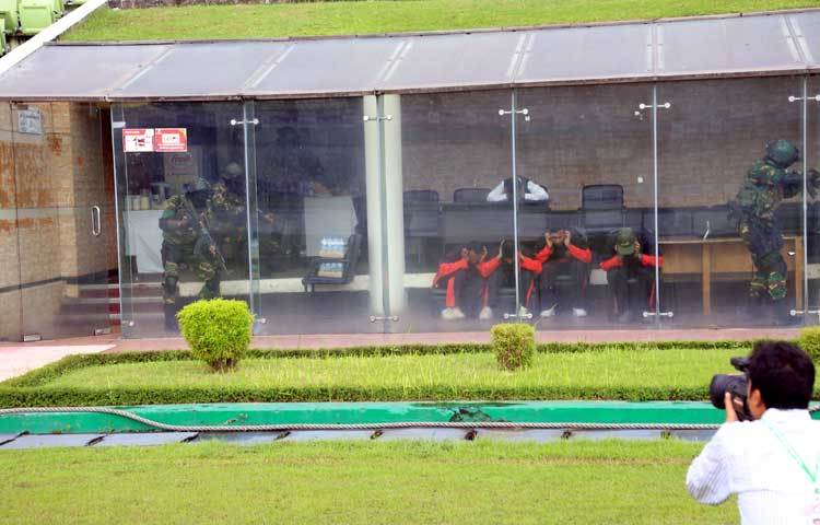 এ মহড়ার মূল কারণ ছিল আসন্ন বাংলাদেশ-ইংল্যান্ড সিরিজ। এ সিরিজে নিশ্ছিদ্র নিরাপত্তা ব্যবস্থা গড়ে তুলতেই এতসব কাণ্ড।