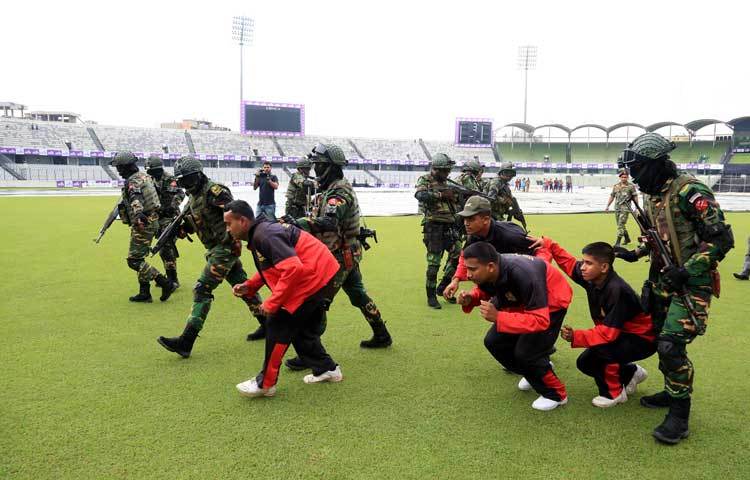 আজ রাজধানীর শেরেবাংলা স্টেডিয়ামে সেনাবাহিনীর বিশেষ মহড়া অনুষ্ঠিত হয়েছে। সর্বশেষ ২০১১ সালে সেনাবাহিনীর কমান্ডো মহড়া হয়েছিল।