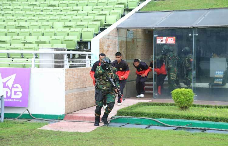 মিরপুরের শেরেবাংলায় আধঘণ্টা ধরে চলে সেনাবাহিনীর এ কমান্ডো মহড়া। এতে জানিয়ে দেওয়া হলো যে কোন নাশকতা&nbsp; মোকাবিলা করতে আইনশৃঙ্খলা রক্ষাকারী বাহিনীর সঙ্গে কাজ করবে সেনাবাহিনীও।