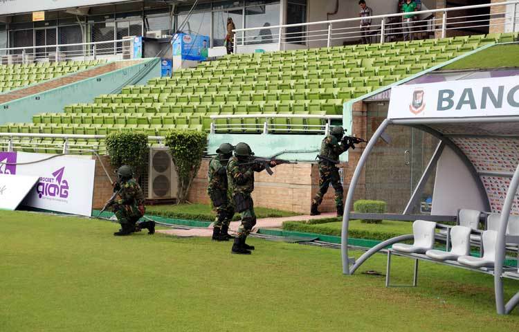 মহড়ার বিষয়টি নিয়ে জানতে চাইলে ১ প্যারা কমান্ডো ব্যাটালিয়নের অধিনায়ক লে. কর্নেল এম এম ইমরুল হাসান বলেন, &lsquo;দেশ ও জাতির যেকোনও প্রয়োজনে অবদান রাখতে সর্বদা অঙ্গীকারবদ্ধ বাংলাদেশ সেনাবাহিনী।&rsquo;