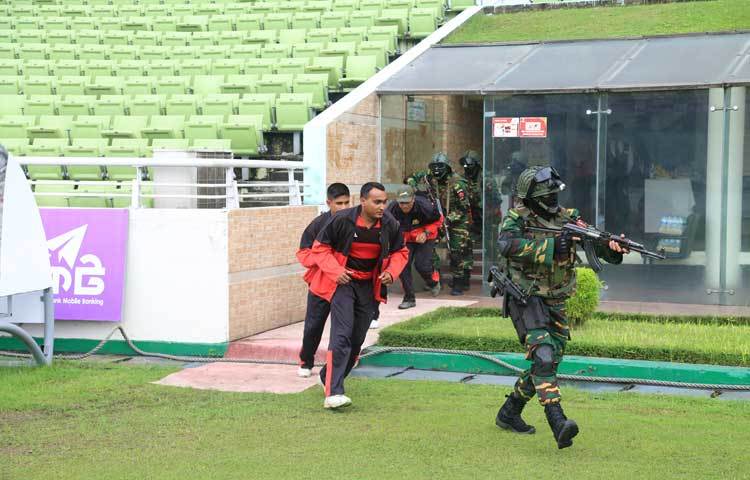 আজ (৬ অক্টোবর) সকাল ১১টা থেকে সাড়ে ১১টা পর্যন্ত চলে সেনাবাহিনীর এ মহড়া। ব্যাপারটি শুধু শ্বাসরুদ্ধকরই নয়, ছিল মনোমুগ্ধকরও।