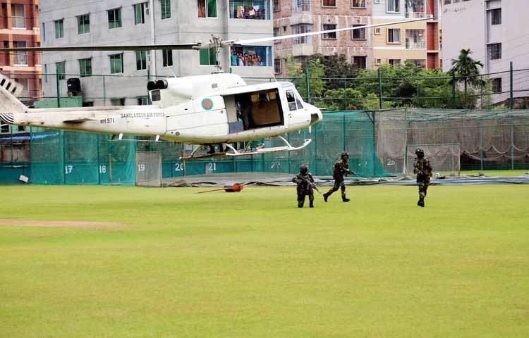 দুটি হেলিকপ্টারের সাহায্যে প্রায় ৫০ জন প্যারা কমান্ডো সদস্য দুই ধাপে বিসিবি একাডেমিতে প্রবেশ করেন। এরপর এক একে করে অভিযান চালায় কমান্ডো বাহিনী।