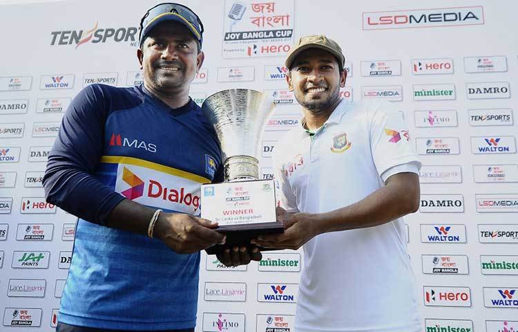 জয়ের ট্রফি হাতে নিয়ে মুশফিকের বিজয়ের হাসি। এ হাসির ভাষা বর্ণনা করার নয়।